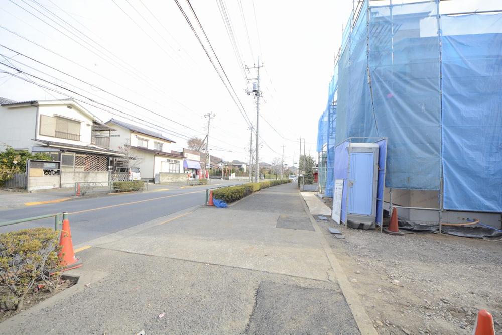 Local photos, including front road. Sidewalk of spread has been in place on the front road.  Local (December 9, 2013) Shooting