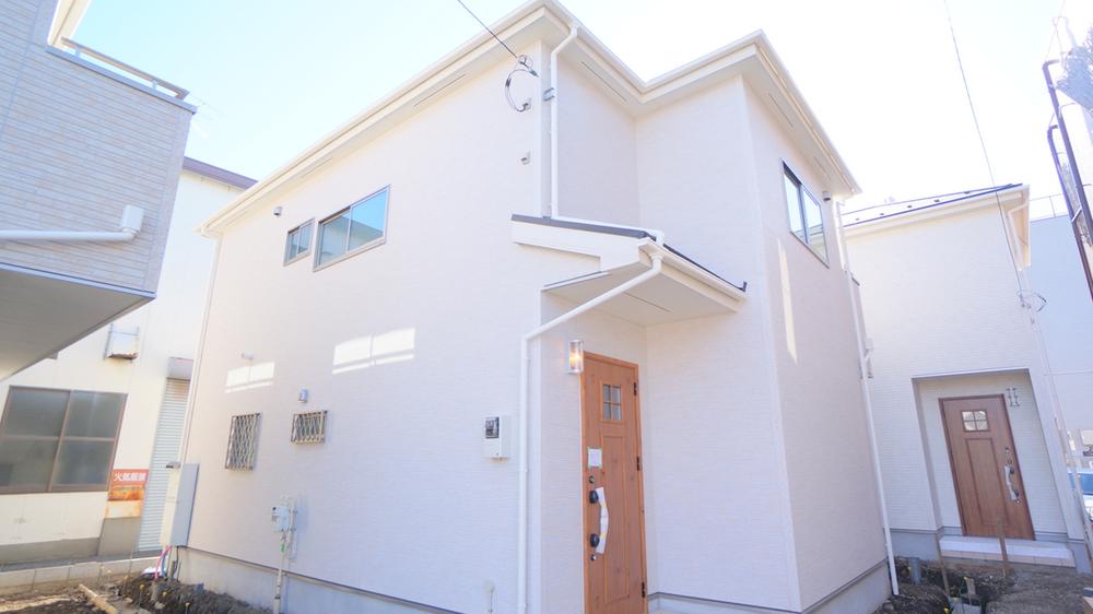 Local photos, including front road. appearance