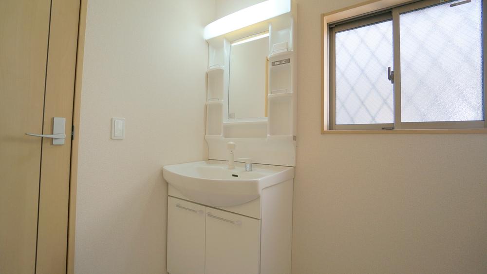 Wash basin, toilet. Wash basin