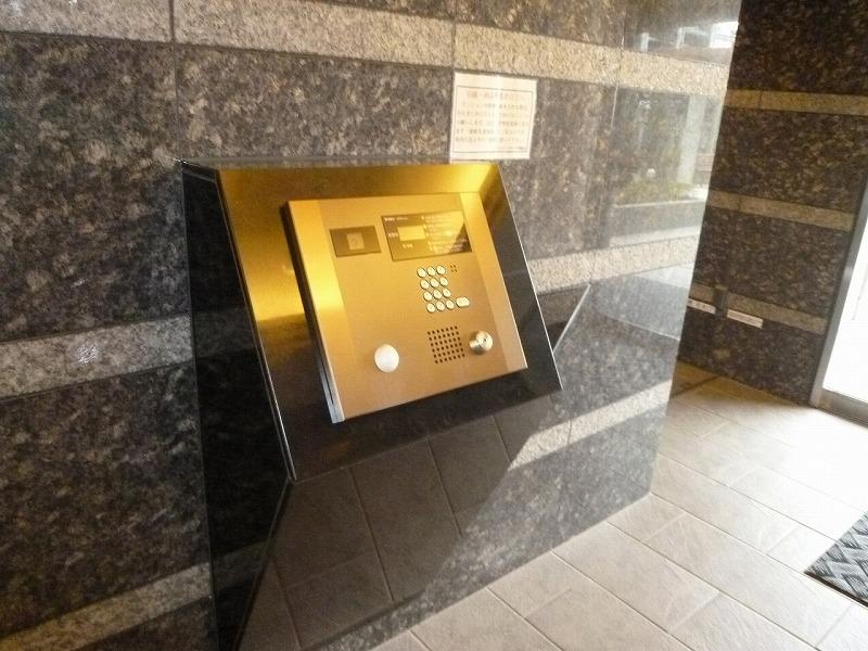 Other. Auto-lock equipped