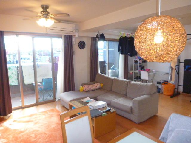 Living. Shooting from the kitchen