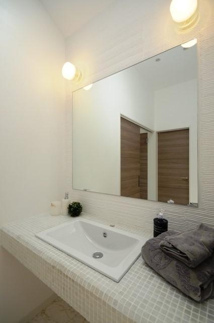 Wash basin, toilet. Example of construction