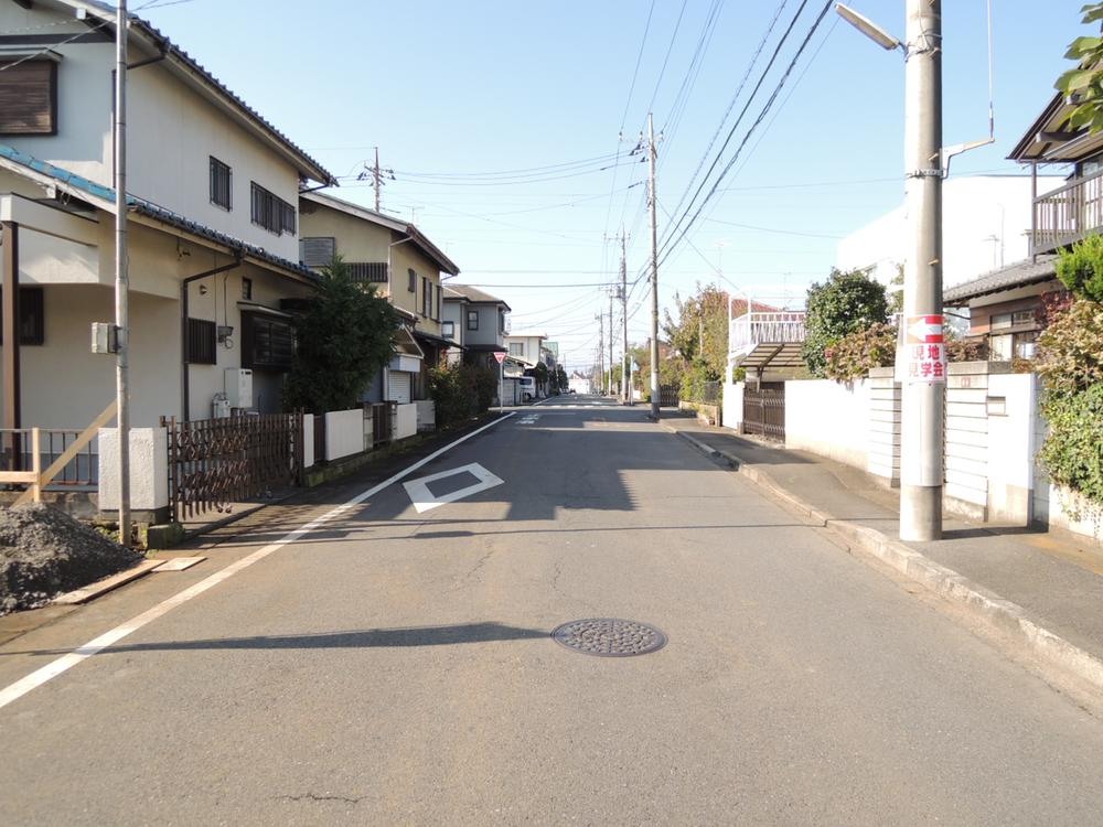 Local photos, including front road. Shooting toward the west than the local local