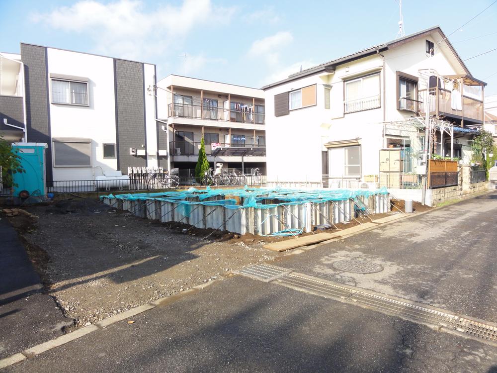 Local photos, including front road. Local (11 May 2013) Shooting □  ■  □ Co., the housing market □  ■  □ 