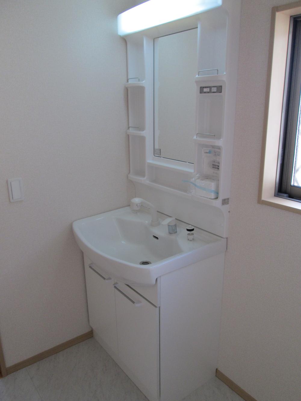 Wash basin, toilet. Building 2