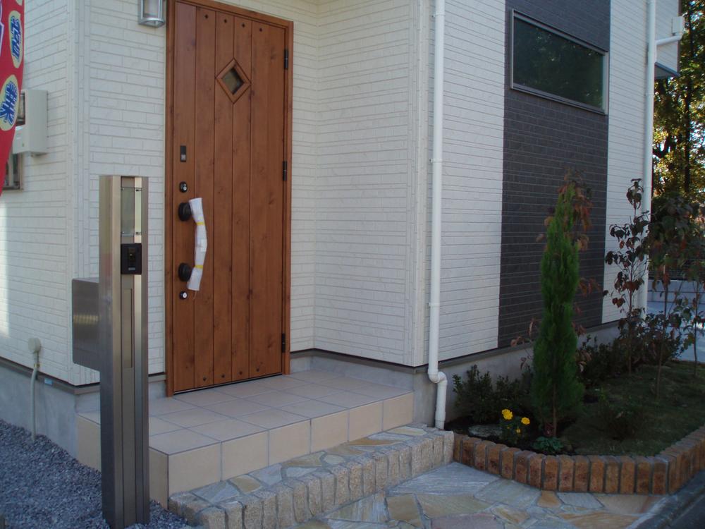 Entrance. Fashionable Building 2 entrance around