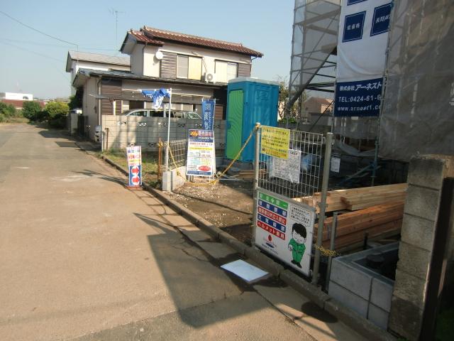 Local photos, including front road. Front 6M road