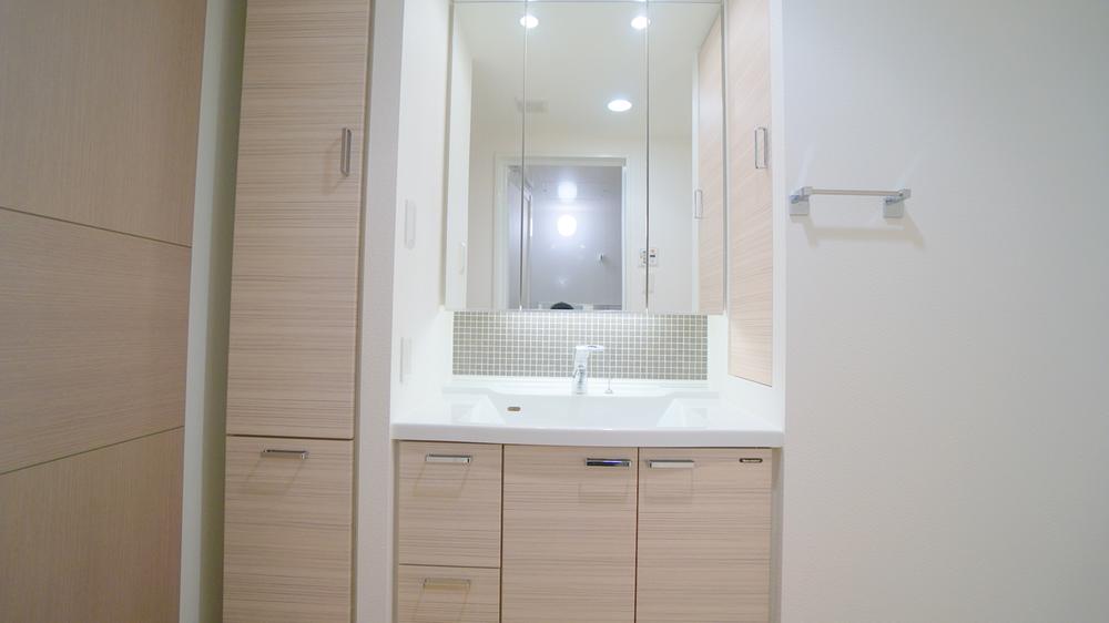 Wash basin, toilet. Wash basin