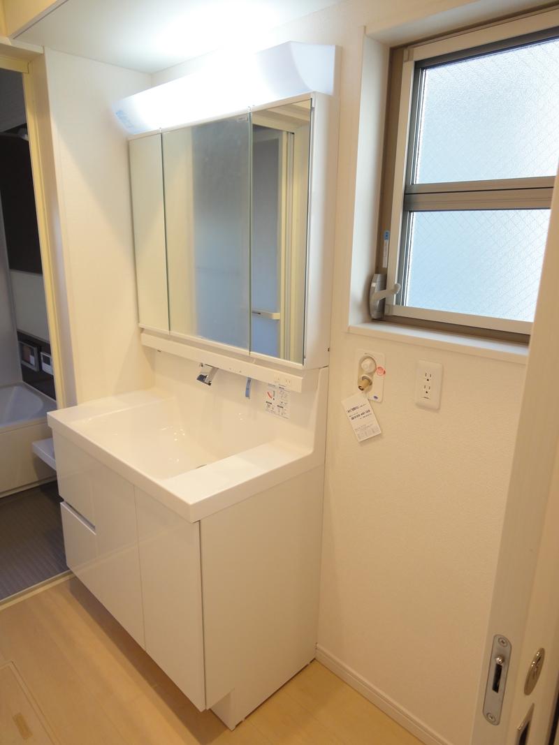 Wash basin, toilet. (December 2013) Shooting