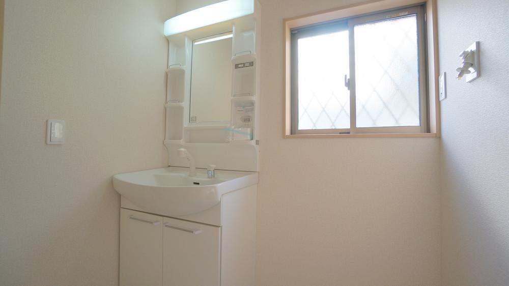 Wash basin, toilet. Wash basin