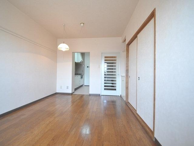 Living. Estate large South Park Living