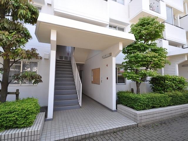 Entrance. Estate large South Park apartment entrance