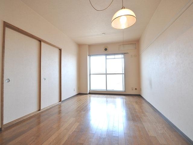 Living. Estate large South Park Living