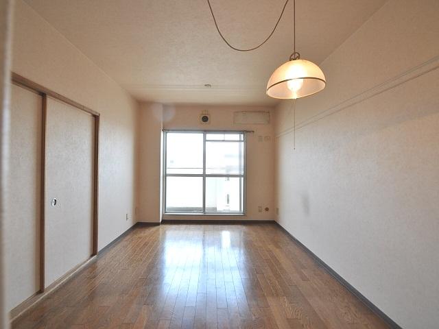 Living. Estate large South Park Living