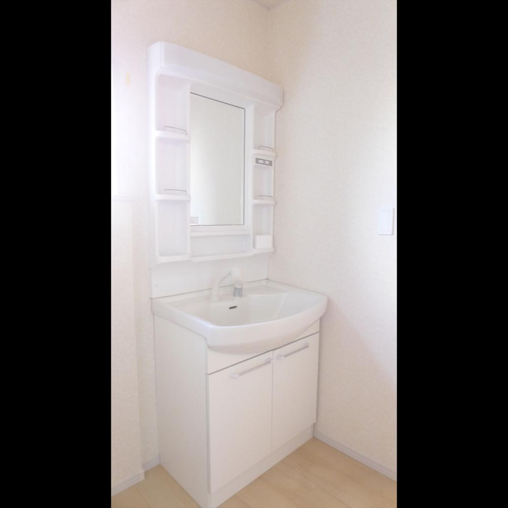 Wash basin, toilet. Wash basin