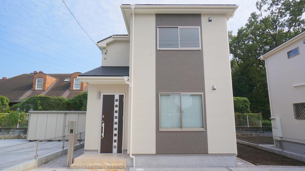 Local photos, including front road. appearance