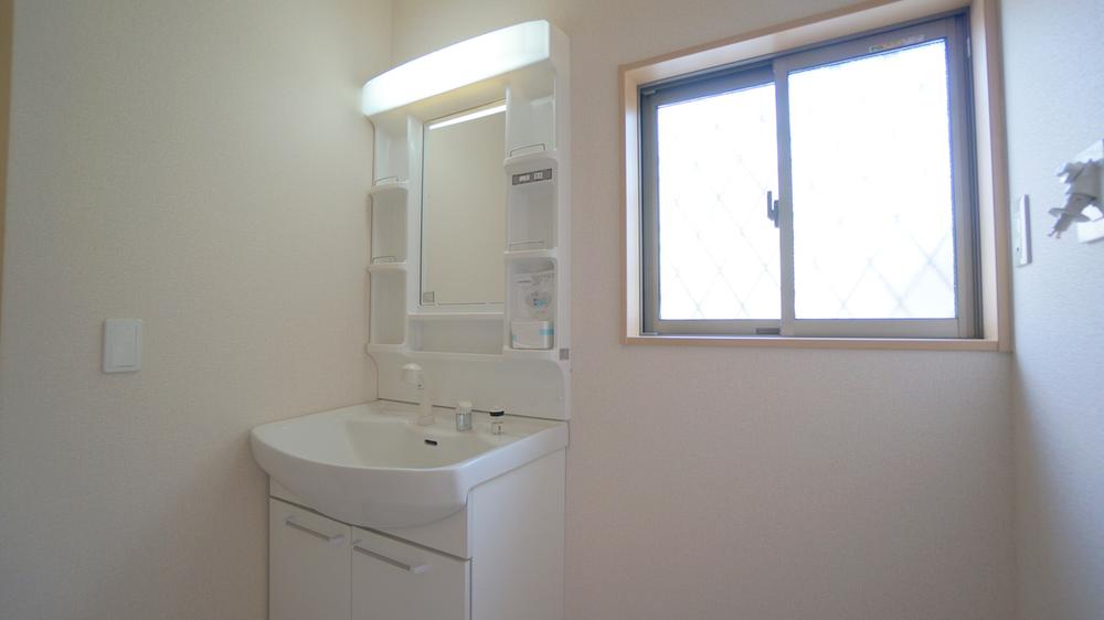 Wash basin, toilet. Wash basin