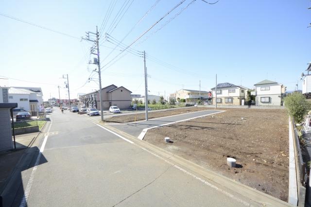 Local photos, including front road. East side road