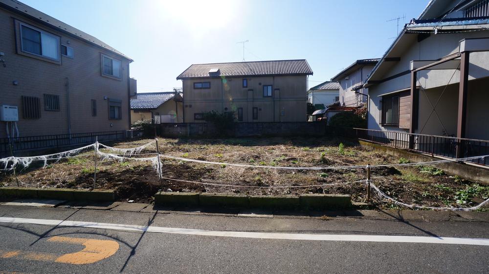 Local photos, including front road. Current state November shooting