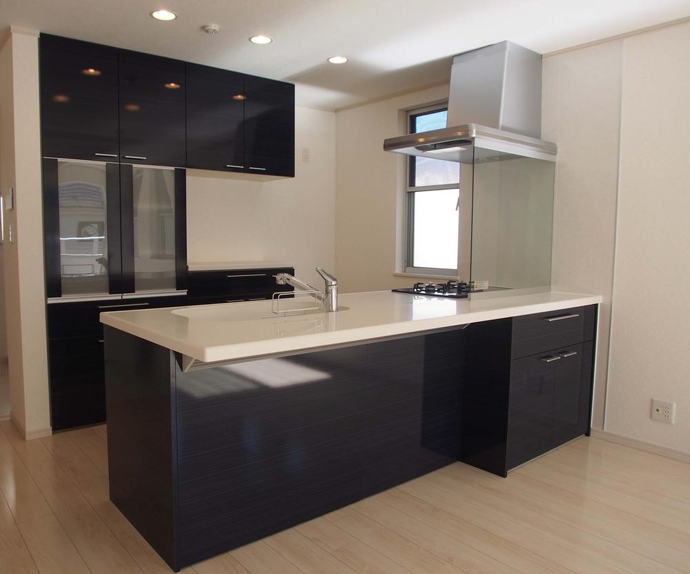 Kitchen. Cafe style kitchen ・ Cup board is the standard.