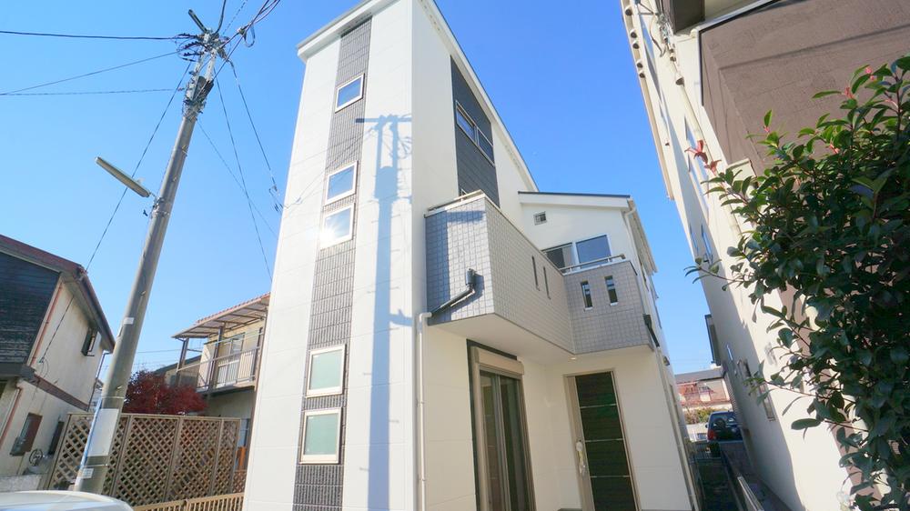 Local photos, including front road. appearance