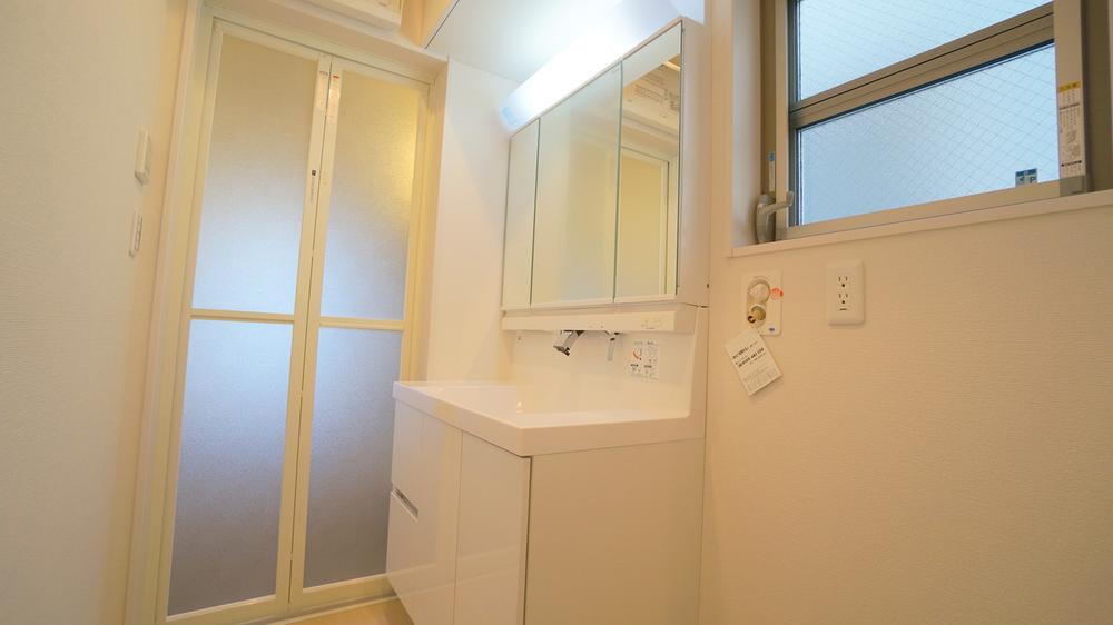 Wash basin, toilet. Wash basin