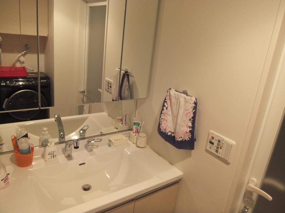 Wash basin, toilet. Indoor (12 May 2013) Shooting