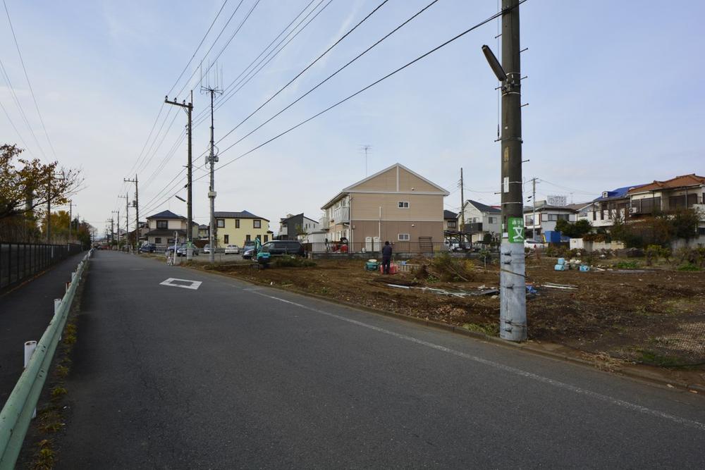 Local photos, including front road. Front road is per yang good for the south 7M public road