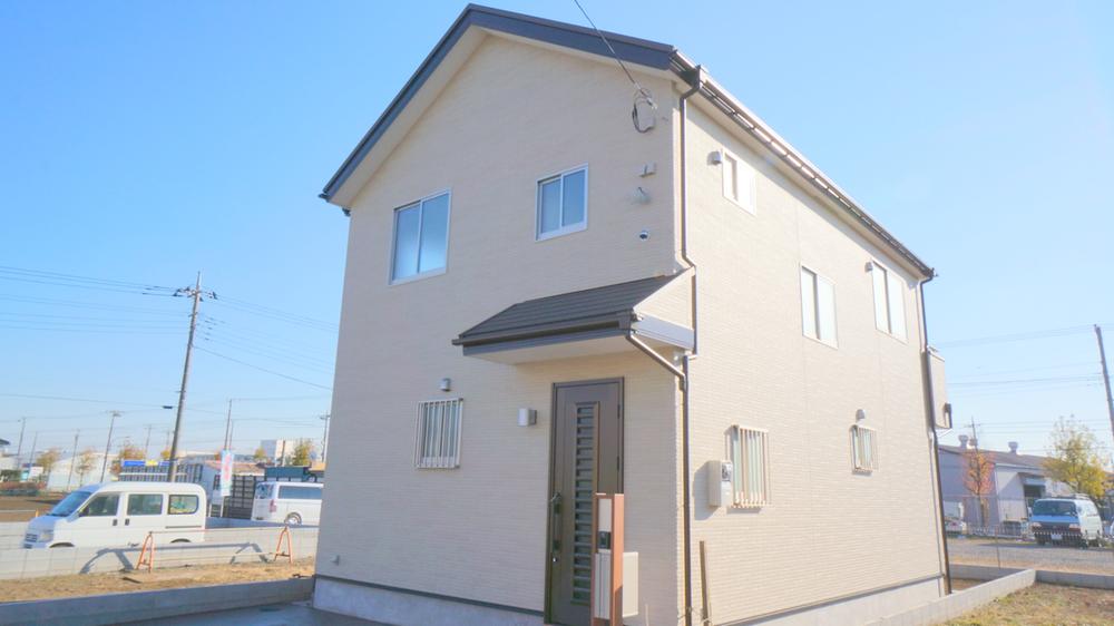 Local photos, including front road. appearance