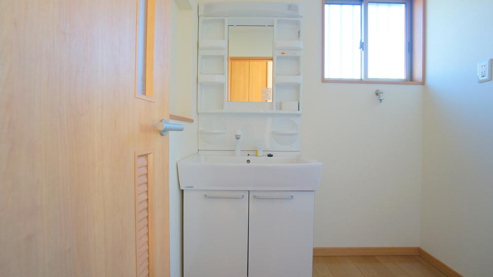 Wash basin, toilet. Wash basin