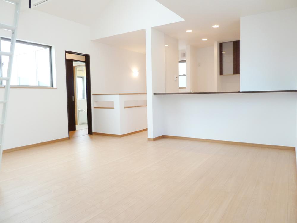 Living. ◆ Stylish living with a sense of openness