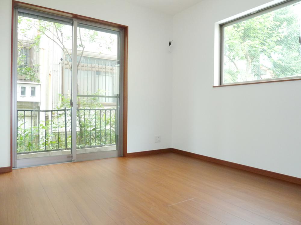 Non-living room. ◆ Western-style from the two sides lighting of the window visible green is all Shitsuminami direction