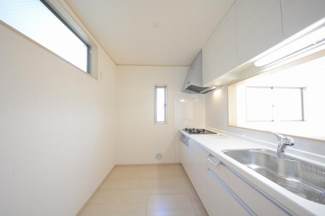 Kitchen. Face-to-face conversation of the family will gain momentum in the kitchen room (October 2013) Shooting