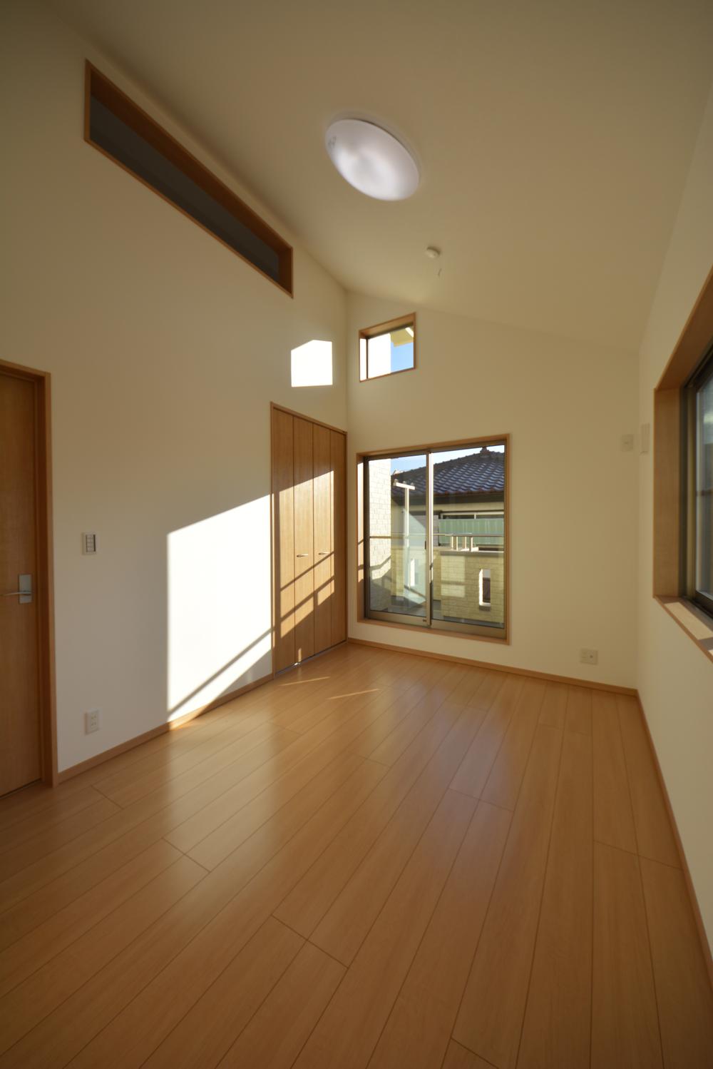 Non-living room. South 6 Pledge Western has ceiling height.