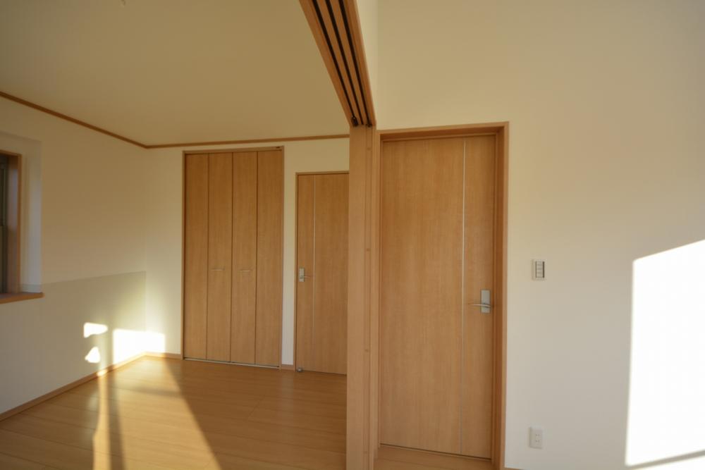 Non-living room. Movable partition