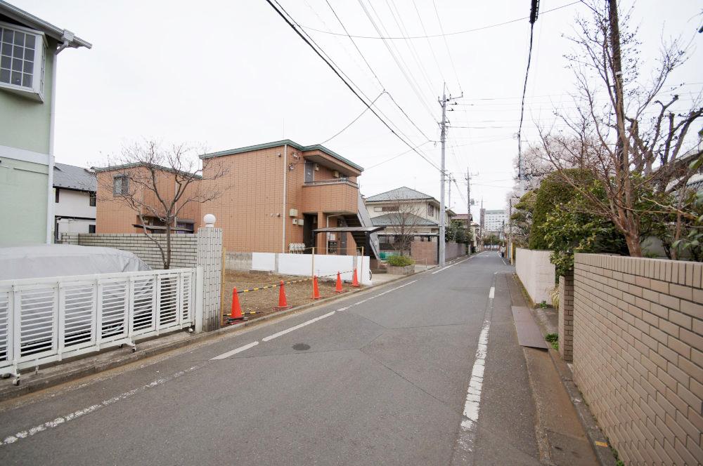 Local photos, including front road. It has a population of about between 7.19m and wide frontage, And bicycle parked parked, Passage to the door is also a breeze.