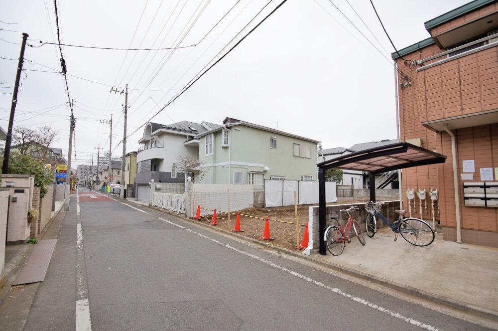 Local photos, including front road. Although the front road is wide and the northeast side road about 5.2M, As you car is also less, Out of private cars is also a breeze.