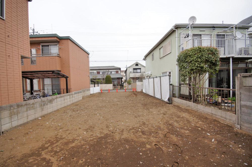 Local land photo. Across the Itsukaichi highway from the location of the Kichijoji Station north exit of commercial facilities is situated in the beautiful location of the north side of the compartment.