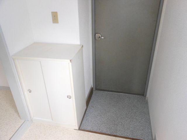 Entrance. Entrance clean, with cupboard