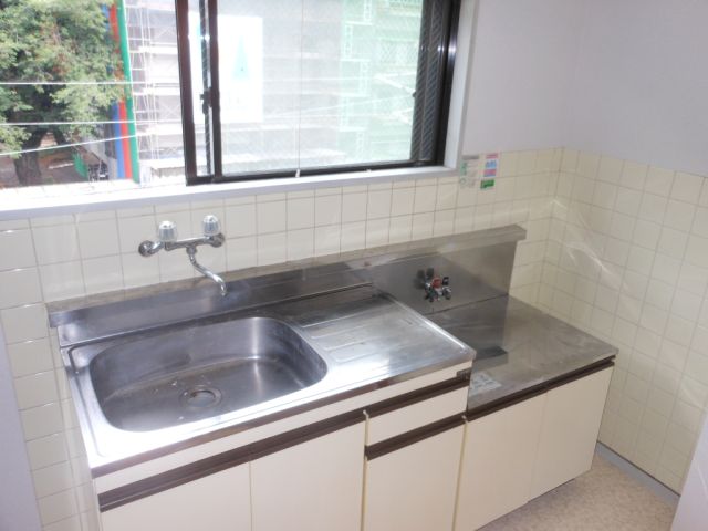 Kitchen. Good kitchen ventilation with large windows