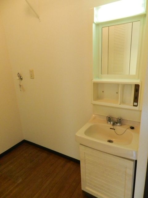 Washroom. Independent wash basin