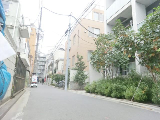 Local photos, including front road. Location