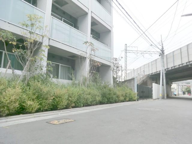 Local photos, including front road. Location