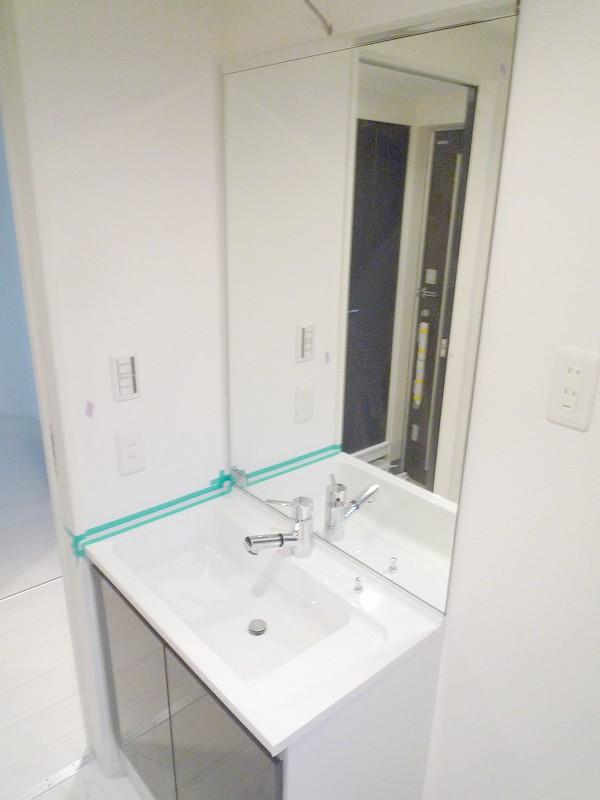 Wash basin, toilet. Wash