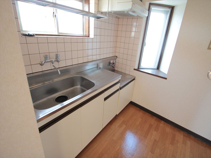 Kitchen. Two-burner gas stove can be installed