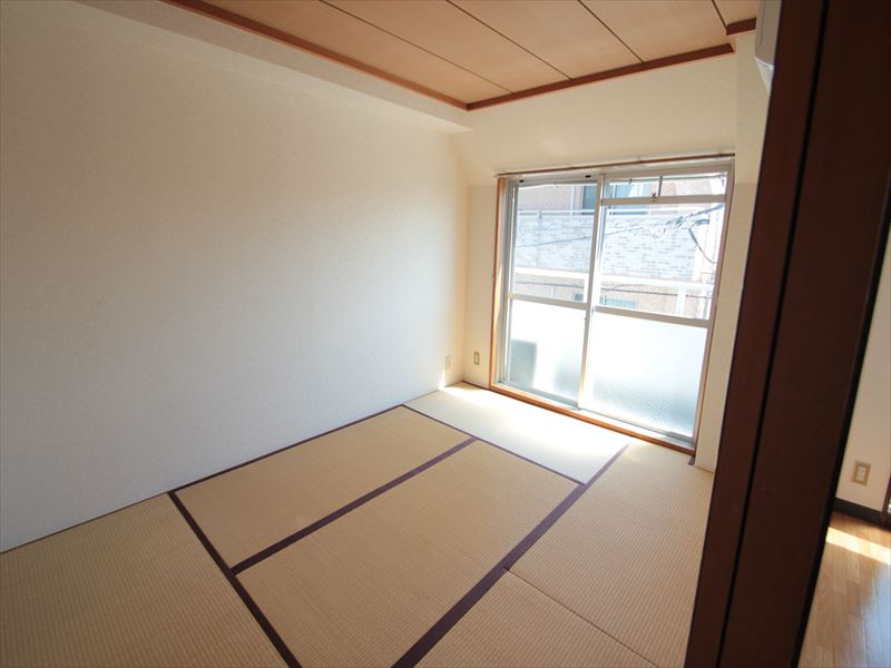 Living and room. Is a tatami room
