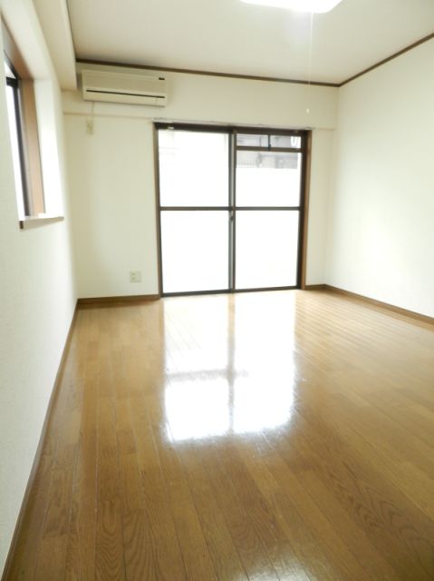 Living and room. The room there is a bay window Two-sided lighting 7.5 Pledge of room