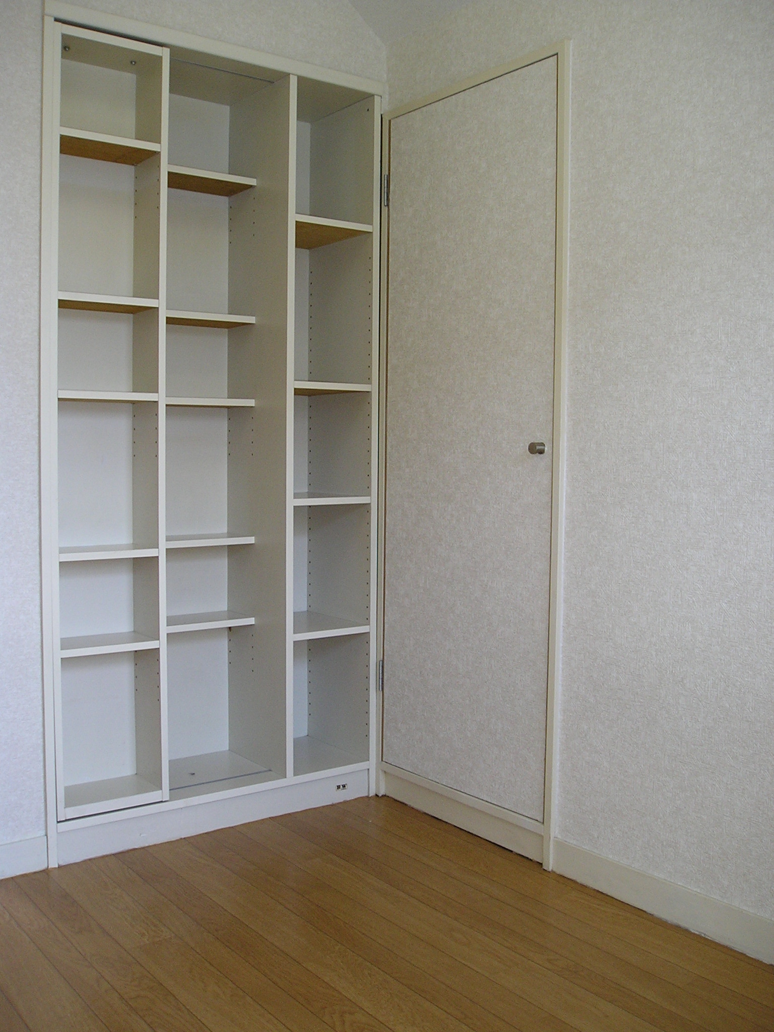 Receipt.  ※ It will be in a separate room of the photo. 