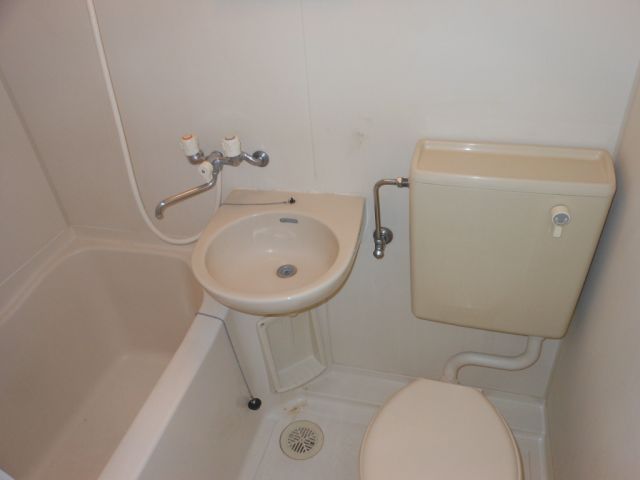 Bath. Clean 3-point unit bus