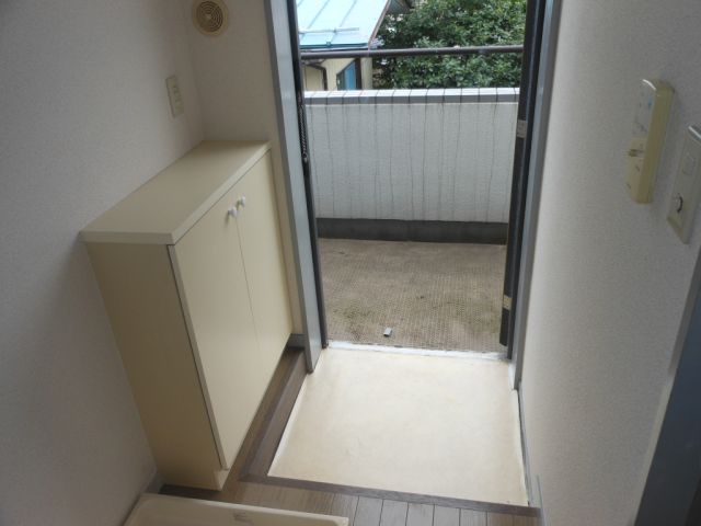 Entrance. Entrance clean, with cupboard